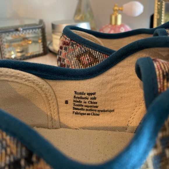 Urban Outfitters Boho, Tribal Style Shoes with Beige Sole -  Size 8 - Picture 4 of 12